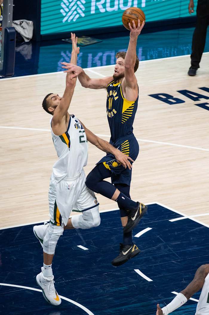 Rudy Gobert (27) contests the shot of Domantas Sabonis (11)